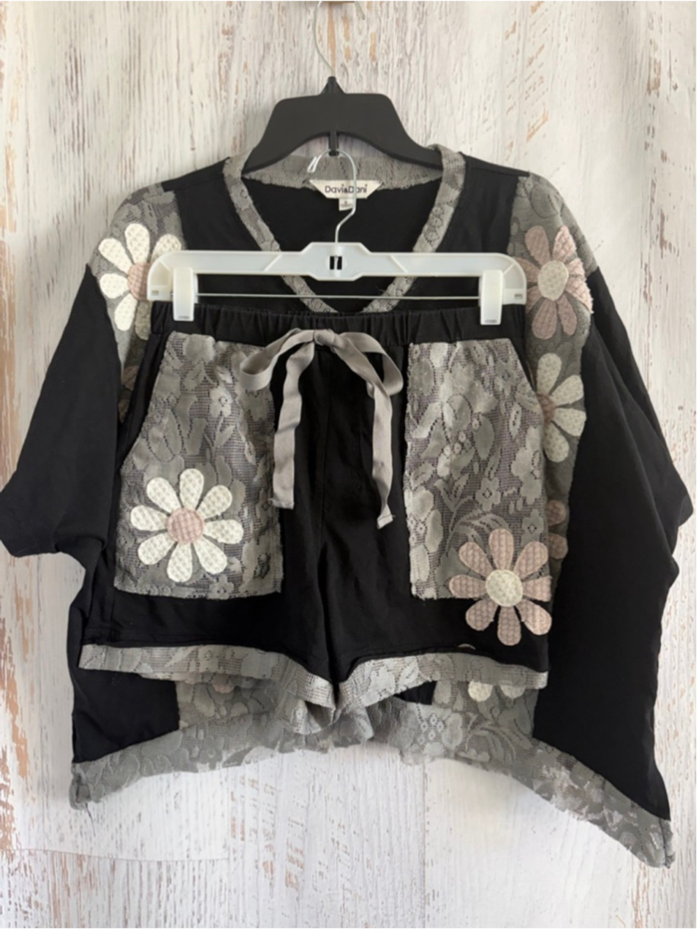 Women's Davi&Dani Black & Gray Floral Over Sized Boxy Tee (S) & Short (M) Set